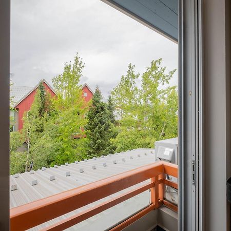 Eagle Lodge By Outpost Whistler Bagian luar foto