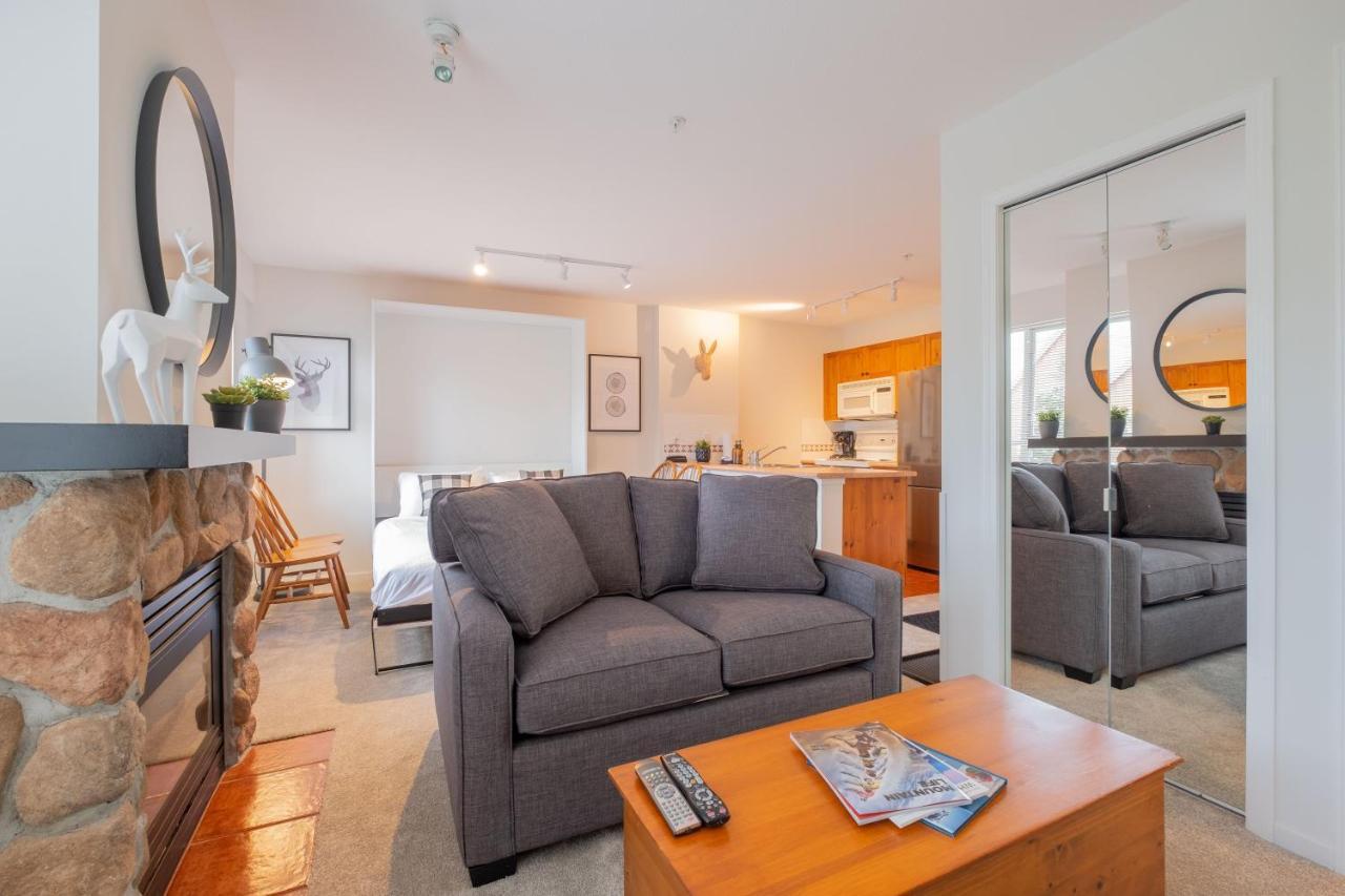 Eagle Lodge By Outpost Whistler Bagian luar foto