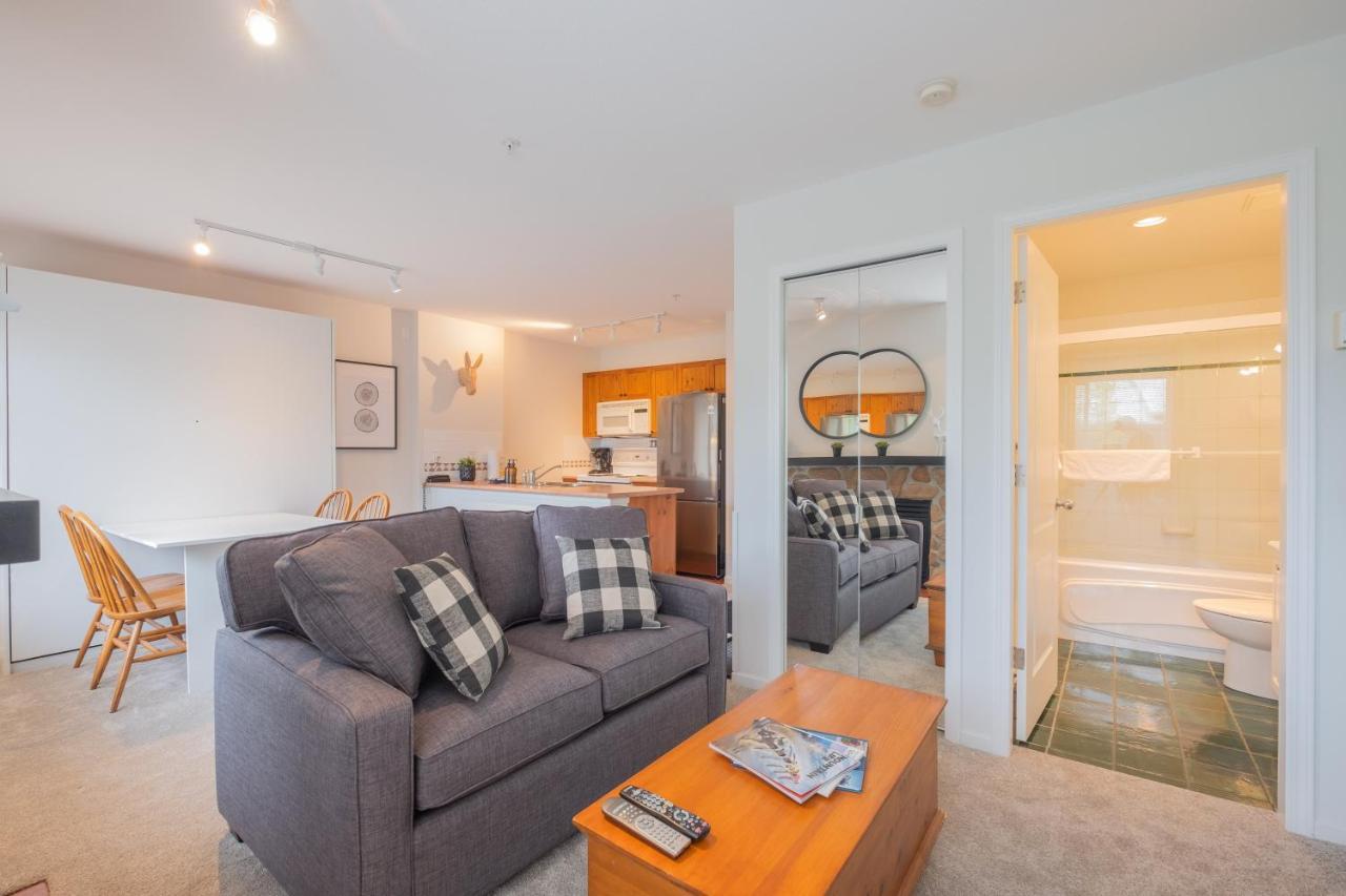 Eagle Lodge By Outpost Whistler Bagian luar foto