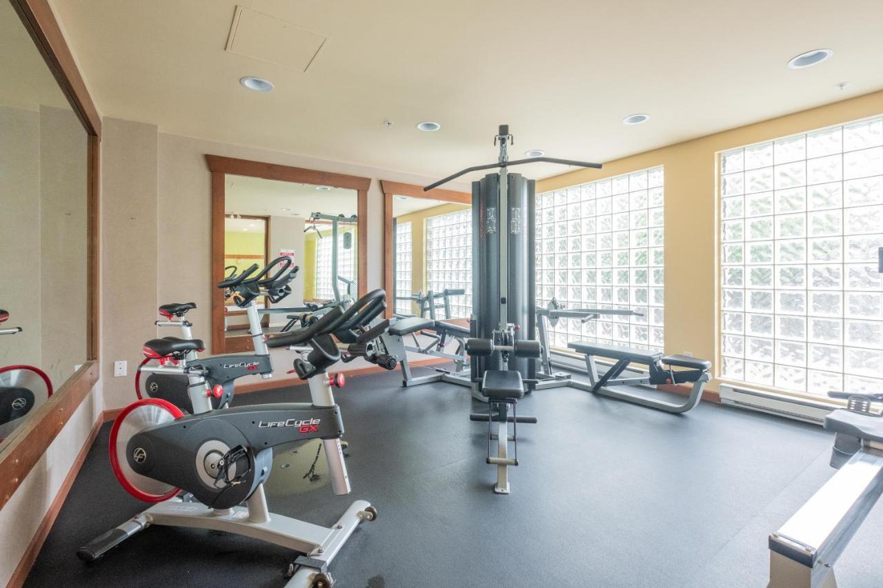 Eagle Lodge By Outpost Whistler Bagian luar foto