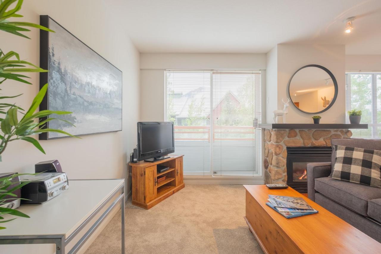 Eagle Lodge By Outpost Whistler Bagian luar foto