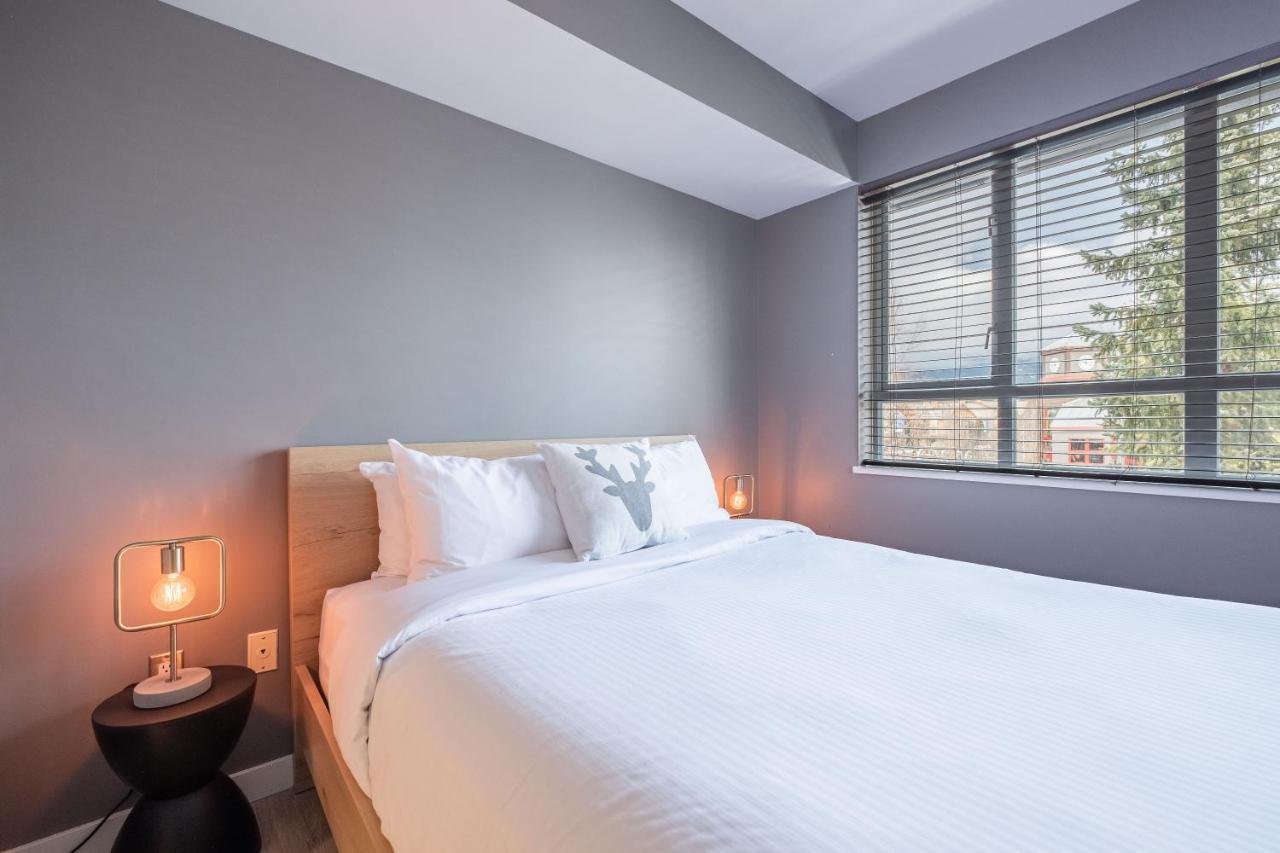 Eagle Lodge By Outpost Whistler Bagian luar foto