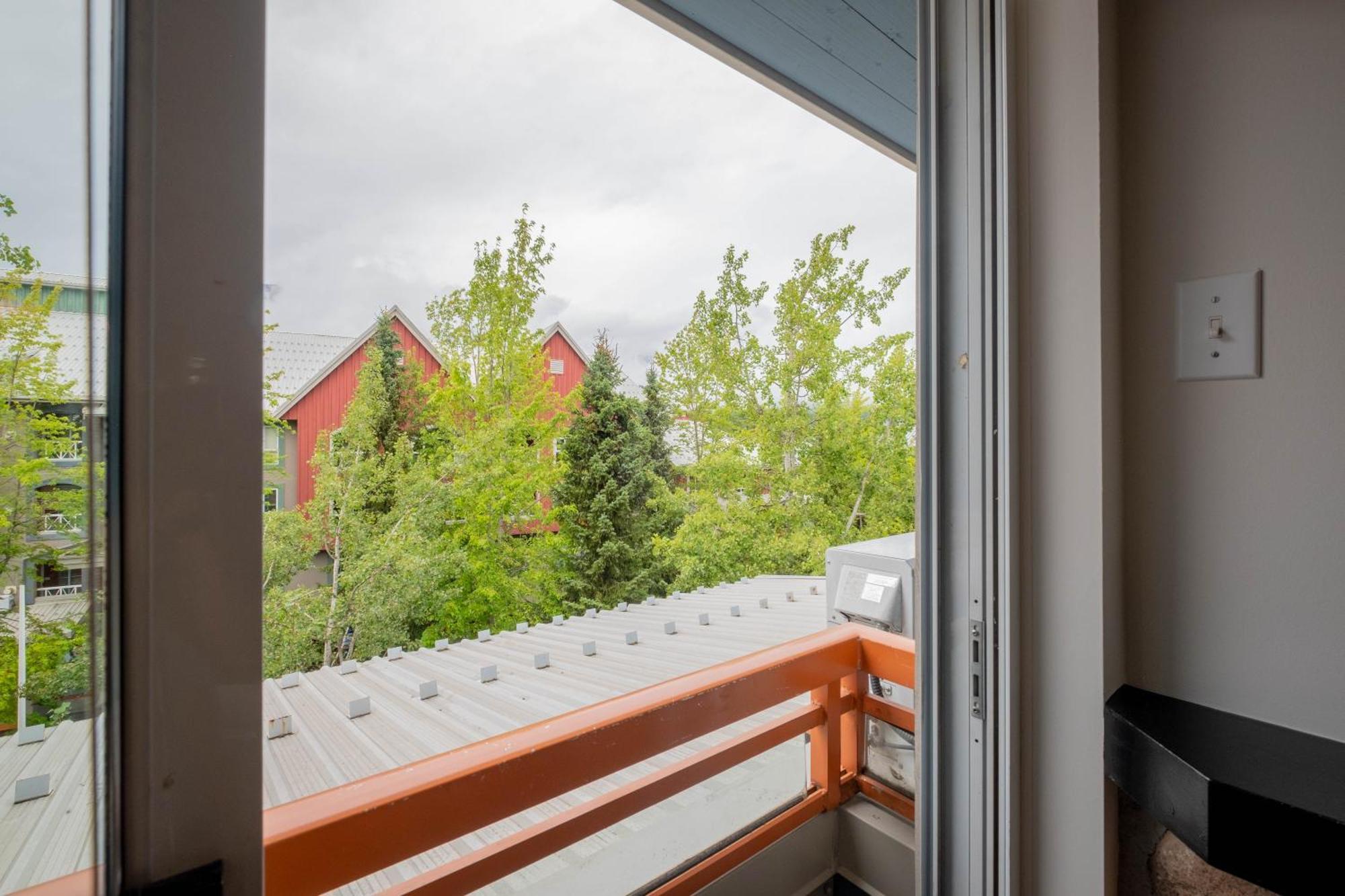 Eagle Lodge By Outpost Whistler Bagian luar foto